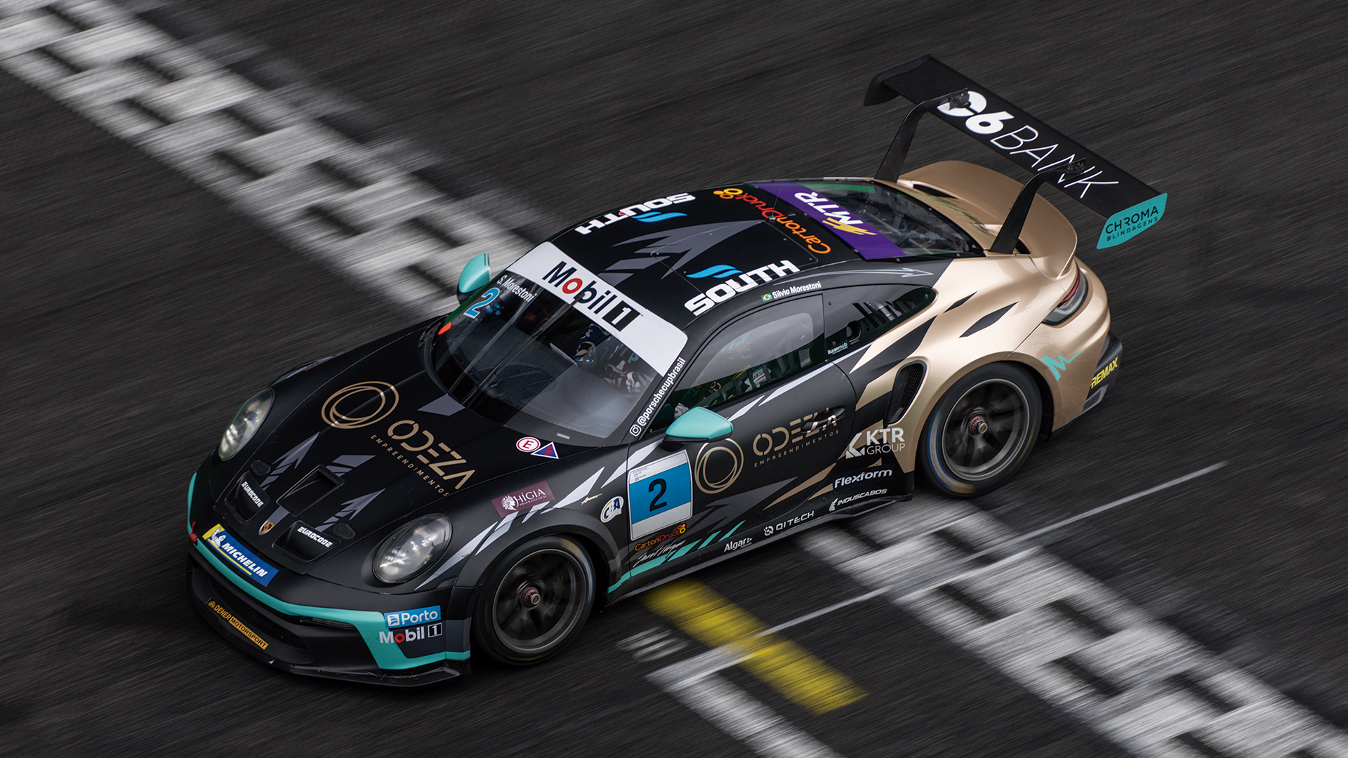 Silvio Morestoni pilotando Porsche 911 GT3 Cup na pista de corrida