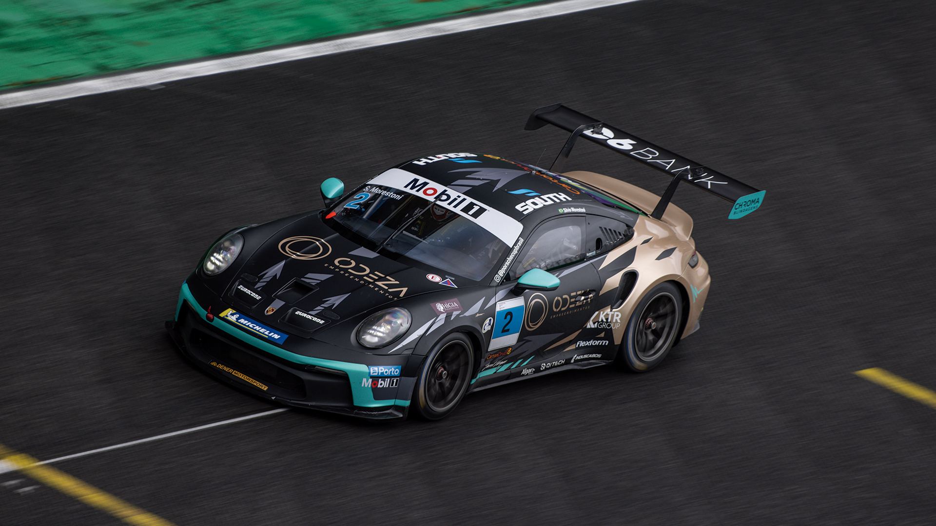 Vitória e comemoração no pódio